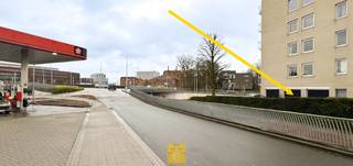 Afgesloten garagebox met kantelpoort. <br /><br /><strong>Afmetingen poort </strong>(b × h): 2,30 × 2,00 m<br /><strong>Binnenafmetingen </strong>(b × d): 2,50 × 5,31 m