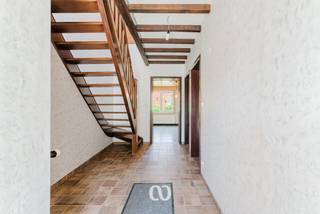SCHRIJF JE IN VOOR HET EERSTE BEZOEKMOMENT VAN WOENSDAG 15 JULI VIA ONZE WEBSITE!<br /><br />Ben jij op zoek naar een woning met garage, zonnige tuin en een achterliggende weide in Melden? Gevonden!<br /><br />De achterliggende weide, de drie ruime slaapkamers, de garage met sectionale poort en de zonnige tuin met stallingen zijn maar enkele van de vele troeven die we hier terugvinden. Bovendien geniet je vanuit de leefruimte van een aangenaam zicht op de tuin en beschikt de woning over een praktische keuken met ontbijthoek, een badkamer met douche én ligbad en een reeds geïsoleerde zolderruimte.<br /><br />Deze eigendom is de ideale keuze voor wie op zoek is naar een gezinswoning met veel buitenruimte. De achterliggende weide biedt tal van mogelijkheden en is een absolute meerwaarde voor dierenliefhebbers of wie graag geniet van extra ruimte rondom de woning.<br /><br />Lijkt deze woning wel iets voor jou? Aarzel dan zeker niet en contacteer ons vandaag nog voor een bezoek!