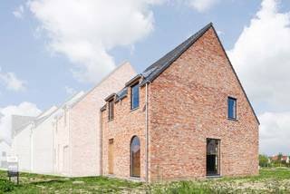 Deze energiezuinige halfopen nieuwbouwwoning in landelijke bouwstijl werd reeds wind-waterdicht opgebouwd en wordt binnenin verder kwalitatief afgewerkt door Dumobil Woonprojecten naar wens van de koper. Deze woning (lot 49) heeft een perceeloppervlakte van 333 m² en een noordwestelijk georiënteerde tuin waardoor je kan genieten van een avondzonnetje in de tuin.<br /><br />Via de inkomhal kom je terecht in een open leefruimte met salon, eethoek, bureau en open keuken. Er is een aparte wasplaats en gastentoilet. Op de eerste verdieping zijn er 3 slaapkamers, nog een toilet, berging en een badkamer met dubbele wastafel, douche én bad. Met een vaste trap kom je op de zolderruimte die dienst kan doen als extra kamer. Er komt een aangelegde voortuin en tuin met terras. De binnenafwerking van de woning gebeurt na aankoop en volgens de wensen en keuzes van de klant. Geniet daarbij van de nieuwste technieken, waaronder de geothermische warmtepomp, zonnepanelen en vloerverwarming om te verwarmen in de winter en te verkoelen in de zomer.<br /><br />Deze all-inprijs excl. kosten omvat een volledig afgewerkte, instapklare woning met álle voorzieningen en omgevingswerken inbegrepen. De totale kostprijs inclusief wettelijke kosten waaronder registratierechten, btw, notariskosten en aansluitingskosten kan je eenvoudig bekijken op onze <u><strong>website</strong></u>: <u><strong>dumobil.be/nl/woonprojecten/projecten/meulebeke-steenstraat-kapellestraat</strong></u> En/of contacteer onze bouwadviseur Sam Borrey voor meer info: 0483/21.01.33 | sam@dumobil.be<br /> 