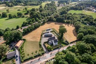 Voor meer info en foto’s, surf naar www.swevers.be – Op een perceel van ruim 1 hectare biedt deze volledig gerenoveerde open bebouwing aan...