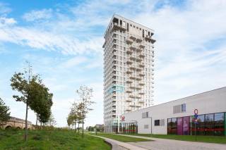 In de levendige omgeving van Park Spoor Noord, waar groen en stedelijke dynamiek samenkomen, bevindt u zich op een gegeerde locatie in Antwerpen. Zowel het uitgestrekte park als de AP Hogeschool liggen vlakbij, wat deze omgeving bijzonder aantrekkelijk maakt voor studenten, jonge professionals en stadsbewoners. Ook de nabijheid van de dokken, gezellige horecazaken en diverse voorzieningen draagt bij aan het aangename stadsleven. Een locatie die niet alleen uitnodigt tot comfortabel wonen, maar ook interessante perspectieven biedt voor wie op zoek is naar een investering.<br /><br />Dit appartement bevindt zich op de achtste verdieping en is vlot bereikbaar met de lift. De lichtrijke leefruimte vormt het hart van het appartement en biedt dankzij de grote raampartijen een aangenaam open gevoel, met mooie zichten over de dokken en Park Spoor Noord. De open keuken sluit naadloos aan op het woongedeelte en is uitgerust met de nodige inbouwtoestellen, met aansluitend ruimte voor een gezellige eethoek. Vanuit de leefruimte heeft u bovendien rechtstreeks toegang tot het terras, waar u in alle rust kan genieten van het uitzicht en de omgeving.<br /><br />Verder beschikt het appartement over een volwaardige slaapkamer en een badkamer, uitgerust met een douche in bad en een wastafel met praktische opbergmogelijkheden. Een aparte berging met aansluitingen voor wasmachine en droogkast zorgt voor extra gebruiksgemak.<br /><br />Tot slot is er een handige kelderberging inbegrepen in de prijs. Een ondergrondse autostaanplaats is bij aan te kopen voor € 29.000.<br /><br />Of u nu op zoek bent naar een eigen plek in de stad of een interessante investeringsopportuniteit op een gegeerde locatie: dit appartement combineert een praktische indeling met een aangename lichtinval, een terras en een mooi uitzicht.<br /><br />Interesse?<br />Contacteer LISTED voor een bezoek: +32 3 283 51 51.