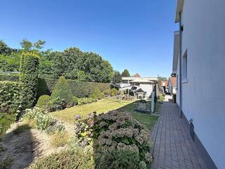 <p><span>Halfopen woning met zonnige tuin en garage op een toplocatie in Ieper</span></p><p><span>Bent u op zoek naar een ruime gezinswoning op een uitstekende ligging in Ieper? Dan is deze halfopen bebouwing zeker een bezoek waard. Dankzij de lichtrijke leefruimtes, de zonnige tuin en de praktische indeling biedt deze woning alle comfort.</span></p><p><span>Indeling:</span></p><p><span>Gelijkvloers</span><span><br />Via de inkomhal komt u in de ruime en lichtrijke leefruimte. Vanuit de leefruimte heeft u toegang tot de keuken en de droge functionele kelder. Verder bevindt zich op het gelijkvloers een gastentoilet. De keuken geeft rechtstreeks uit op de zonnige tuin.</span></p><p><span>Buitenruimte</span><span><br />De volledig aangelegde tuin is een absolute troef. Met meerdere terrassen geniet u op elk moment van de dag van de zon. Daarnaast beschikt de woning over een ruime garage en een praktisch tuinhuis, ideaal voor extra bergruimte of het opbergen van fietsen en tuinmateriaal.</span></p><p><span>Eerste verdieping</span><span><br />Op de eerste verdieping bevinden zich drie ruime slaapkamers, een berging met toegang tot de zolder en een badkamer met 2de toilet.</span></p><p><span>Troeven:</span></p><ul><li><span>Toplocatie in Ieper</span></li><li><span>Lichtrijke leefruimte</span></li><li><span>Drie ruime slaapkamers</span></li><li><span>Zonnige tuin met meerdere terrassen</span></li><li><span>Garage en ruim tuinhuis</span></li><li><span>Praktische kelder en zolder</span></li></ul><ul><li><span>Tal van uitbreidings- en renovatiemogelijkheden</span></li></ul><p><span>Deze woning is eenvoudig te verbeteren naar een EPC-label C door het plaatsen van hoogrendementsglas met ventilatie. </span></p><p><span>Deze woning combineert een uitstekende ligging met een praktische indeling en een aangename buitenruimte. Ideaal voor gezinnen of wie op zoek is naar een comfortabele thuis in Ieper. Maak snel een afspraak en ontdek zelf alle troeven van deze woning.</span></p>