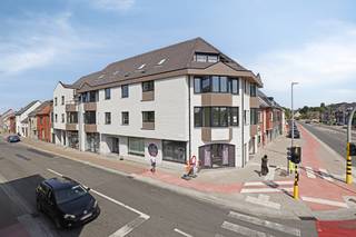 In het hart van het charmante Zeveneken, aan Hoekstraat 1, komt zelden zo'n kans voorbij. In een kleinschalig en kwalitatief project wordt dit prachtig afgewerkte dakappartement op de derde verdieping te koop aangeboden. Elk detail ademt klasse, comfort en verfijning. Wie hier binnenstapt, voelt het meteen: dit is thuiskomen.<br />De inkomhal leidt je naar de verschillende ruimtes, elk met hun eigen karakter. Via een elegante stalen deur kom je in de lichtrijke leefruimte op de hoek van het gebouw, waar een groot schuifraam zorgt voor overvloedig daglicht. Van hieruit heb je toegang tot het ruime terras – een heerlijke plek om buiten te genieten van het open zicht op de winkels en het kerkje van Zeveneken.<br />De open keuken vormt het hart van de leefruimte: stijlvol en praktisch tegelijk. Ze is uitgerust met een combi-oven, microgolf, vaatwasser en voldoende werkruimte om met plezier te koken. Aansluitend bevindt zich een handige berging, perfect voor extra opslag.<br />De stijlvolle badkamer is een oase van rust, voorzien van een moderne inloopdouche, een elegant lavabomeubel en een toilet. Daarnaast zijn er twee gezellige slaapkamers, ideaal als master bedroom en logeerkamer of bureau. Moderne technieken, zoals verwarming én koeling via een energiezuinige warmtepomp, zorgen voor optimaal wooncomfort.<br />Met een EPC-label A, een blanco elektriciteitsattest en hoogwaardige materialen is dit appartement niet alleen een ideale woonst, maar ook een goede investering. Op het gelijkvloers is er een gemeenschappelijke vuilnisberging en een afgesloten fietsenstalling. Recht tegenover het gebouw zijn er openbare parkeerplaatsen, en bovendien is er de mogelijkheid om een garage te huren of aan te kopen.<br />De ligging is perfect: op wandelafstand van winkels, apotheek, school en horeca, en uiterst centraal tussen Gent en Antwerpen, vlak bij de oprit van de E17.<br />Een stijlvol appartement, een doordacht ontwerp en een toplocatie – dit is wonen met klasse in Zeveneken.<br />Interesse? Neem vandaag nog contact op voor een bezoek en ontdek het zelf. Gsm 0496 299200.