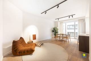 <p><span>Stijlvol gerenoveerd 2-slaapkamerappartement met zonnig terras te Berchem - Harmonie</span></p><p><span>Ontdek dit prachtig gerenoveerde appartement van 95 m² met een ruim terras van 10 m² aan de achterzijde, gelegen in een goed onderhouden gebouw in Berchem. Dankzij de doordachte renovatie met kwalitatieve materialen, overvloedige lichtinval en een energiezuinig EPC-label B, biedt dit appartement een perfect evenwicht tussen comfort, stijl en duurzaamheid.</span></p><p><span> </span></p><p><span>Indeling</span></p><p><span>Bij binnenkomst betreed je een aangename inkomhal met veiligheidsdeur, die meteen de toon zet voor de rest van het appartement: een combinatie van kwaliteitsvolle afwerking en functionele indeling.</span></p><p><span> </span></p><p><span>De ruime leefruimte geniet de hele voormiddag van zonlicht dankzij de grote raampartijen die doorlopen tot op de vloer wat zorgt voor een heerlijk open en luchtig gevoel. In de lente en zomer valt het zonlicht prachtig binnen in de living en keuken, wat deze ruimte nog aangenamer maakt.</span></p><p><span> </span></p><p><span>De open keuken is een echte blikvanger, uitgevoerd in hoogwaardige materialen met keramisch werkblad, inductiekookplaat, vaatwasser, ijskast, combi-oven en kwaliteitsvolle kasten met 10 jaar garantie. De keukentoestellen genieten nog 5 jaar garantie, wat de degelijkheid van deze renovatie extra onderstreept.</span></p><p><span> </span></p><p><span>Verder zijn er twee ruime slaapkamers met veel lichtinval en een aparte berging met aansluiting voor wasmachine en droogkast. De badkamer sluit perfect aan bij de natuurlijke elegantie van het interieur, met een stijlvolle tegelvloer die harmonieus aansluit op de geoliede parketvloer in natuurlijke eik die naadloos doorloopt doorheen het volledige appartement.</span></p><p><span> </span></p><p><span>Vanuit de slaapkamers heb je toegang tot het zonnige terras van ca. 10 m² aan de achterzijde, waar je geniet van veel privacy en een rustig uitzicht een ideale plek om te ontspannen na een drukke dag.</span></p><p><span> </span></p><p><span>Extra troeven</span></p><p><span>- Bewoonbare oppervlakte: 95 m² + 10 m² terras</span></p><p><span>- Energiezuinig EPC-label B</span></p><p><span>- Kelderberging inbegrepen</span></p><p><span>- Gemeenschappelijke fietsenberging in het gebouw</span></p><p><span>- Veiligheidsdeur en akoestische beglazing</span></p><p><span>- High-end ledverlichting met 5 jaar garantie inbegrepen</span></p><p><span>- Volledige renovatie uitgevoerd door Belgische aannemer</span></p><p><span>- Privé verwarmings- en waterverbruik inbegrepen in de gemeenschappelijke kosten.</span></p><p><span>- Elektriciteit conform AREI en asbestvrij</span></p><p><span> </span></p><p><span>Dit appartement biedt alles wat je mag verwachten van een moderne, energiezuinige woning: kwalitatieve afwerking, overvloedig daglicht, een rustige ligging en praktische voorzieningen zoals een kelder en fietsenstalling. Een ideale keuze voor wie op zoek is naar instapklaar comfort in het hart van Berchem.</span></p>