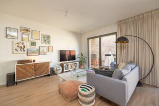 Recent (bouwjaar 2022) energiezuinig appartement met twee slaapkamer en terras op het Antwerpse Zuid!<br /><br />Het appartement gelegen op de tweede verdieping, bereikbaar met de lift, heeft volgende indeling: via de inkomhal betreedt men de lichtrijke leefruimte met een geïnstalleerde open keuken voorzien van toestellen. Grenzend aan de keuken een berging (4m2) met aansluitingen voor wasmachine en droogkast.<br /><br />Via de leefruimte heeft men toegang tot het west georïenteerd terras van ca. 6m2 waar het rustig en fijn vertoeven is.<br /><br />De nachthal geeft toegang tot een eerste ruime slaapkamer (14m2), een tweede ruime slaapkamer (12m2) momenteel ingericht als bureauruimte, een apart toilet en een badkamer uitgerust met een moderne inloopdouche met regendouchekop en een dubbele lavabo. <br /><br />Tenslotte is er nog een gemeenschappelijke fietsstalling aanwezig en een mogelijkheid om de gehuurde autostaanplaats over te nemen. <br /><br />Belangrijkste troeven:<br /><br />- Topligging op 't Zuid<br />- Recent gebouw (bouwjaar 2022) met lift<br />- Zeer gunstige EPC score 38 (A)<br />- Voorzien van vloerverwarming<br /><br />80m2 bewoonbare oppervlakte cfr EPC.<br /><br />Wenst u een bezoek of meer informatie? Dan kan u ons steeds contacteren via info@dvarealestate.be of via 03/297.00.00.