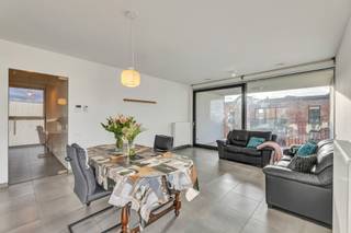 Voor meer info of een bezoek, bel 053 59 49 33 - Op een strategische locatie in Aalst vinden we dit prachtige en instapklare appartement terug...