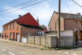Te renoveren woning met o.a. een bewoonbare oppervlakte van 120 m², 2 slaapkamers en garage.De woning beschikt op het gelijkvloers over een...