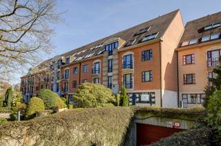 V3 : terrasse avec abri de jardin, hall d'entrée avec WC et escalier en colimaçon vers V4. Salle de séjour sur la terrasse. Cuisine fermée, salle...
