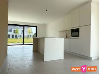 <p><span>Instapklare en energiezuinige nieuwbouwwoning met 3 slaapkamers, grote tuin en carport. Deze halfopen nieuwbouwwoning bevindt zich in de nieuwe verkaveling "Hofakker". Een mooie, rustige locatie met het centrum van Wuustwezel op korte afstand. </span></p><p><span> </span></p><p><span>Indeling</span></p><p><span>Gelijkvloers</span></p><p><span>Via de inkomhal met gastentoilet kom je binnen in deze moderne woning. Aansluitend bevindt zich een praktische wasplaats (ca. 4 m²) met de nodige aansluitingen en een uitgietbak. Een stijlvolle stalen deur met kathedraalglas geeft toegang tot de lichtrijke leefruimte met open keuken, samen goed voor maar liefst 45 m². De grote raampartijen zorgen voor een aangename lichtinval en een mooi zicht op de tuin. Er is ruim genoeg plaats voor een gezellige zithoek en een eettafel. De moderne keuken is volledig uitgerust met kwalitatieve AEG-toestellen, waaronder een inductiekookplaat met geïntegreerde dampkap, combi-oven, vaatwasser, koelkast en spoelbak. Het praktische kookeiland maakt deze keuken super functioneel. </span></p><p><span> </span></p><p><span>Eerste verdieping</span></p><p><span>Via de trap in de leefruimte bereik je de eerste verdieping. De ruime overloop biedt plaats voor een bureauhoek of een gezellig lees- en zithoekje. Verder vind je hier 3  slaapkamers (10 m², 10 m² en 14 m²), evenals een mooie badkamer (7 m²). Deze is ingericht met een ruime inloopdouche, een badkamermeubel met wastafel en een handdoekdroger.</span></p><p><span> </span></p><p><span>Tweede verdieping</span></p><p><span>De ruime zolderverdieping van maar liefst 43 m² biedt extra (opberg)ruimte. </span></p><p><span> </span></p><p><span>Tuin en terras</span></p><p><span>Vanuit de leefruimte heb je rechtstreeks toegang tot het terras en de volledig omheinde tuin. </span></p><p><span> </span></p><p><span>Carport en tuinberging</span></p><p><span>Naast de woning bevindt zich een ruime carport met aansluitende tuinberging, ideaal voor het stallen van fietsen, tuinmateriaal en extra opslag.</span></p><p><span> </span></p><p><span>Extra</span></p><p><span>De woning is helemaal instapklaar (volledig geschilderd) - zonnepanelen - vloerverwarming via een energiezuinige warmtepomp. </span></p><p><span>Onmiddellijk beschikbaar. </span></p><p><span>Bemeubelde foto's enkel ter illustratie </span></p>