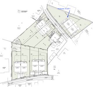 <p><b> 9 NIEUWBOUWWONINGEN TE KERKSKEN – UW NIEUWE THUIS IN EEN RUSTIGE, GROENE OMGEVING! </b><b></b></p>
<p>Ontdek deze 9 prachtige nieuwbouwwoningen, ideaal gelegen in het charmante Kerksken, een oase van rust met tal van wandelwegen in de buurt. Perfect voor wie houdt van een landelijke omgeving, zonder in te boeten op comfort en bereikbaarheid.<br /><span>De natuur rondom de woningen en in de buurt draagt bij tot een gezonde en rustige leefomgeving.</span><br />Alle winkels, scholen en zorgverlening is zeer vlot bereikbaar op ongeveer 1 km.<br />Dit project combineert moderne architectuur met de charme van een rustige woonomgeving. Een droomlocatie voor gezinnen, jonge koppels en iedereen die het beste zoekt van twee werelden: rust en gemak.<br />De woningen beschikken over hoogwaardige materialen en alle moderne technieken zoals een warmtepomp, vloerverwarming en hernieuwbare energie waardoor je een lage energiefactuur zal bekomen.<br />Alle woningen beschikken over 3 slaapkamers, luxueuze badkamer, een grote lichtrijke leefruimte met semi-open keuken, een handige berging grenzend aan de keuken. Deze geeft toegang naar het achtergelegen terras.<br />De zolder biedt een extra ideale bergruimte.<br />Er is keuzevrijheid in ons aanbod: met garage of met carport, met warmtepomp of gascondensatieketel.<br /><br />Deze woningen verdienen je aandacht. <br />Neem vandaag nog contact op voor meer informatie of een bezoek op het kantoor van Aeygems Vastgoed!<br /><b></b></p>