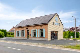<div>
<div>
<div>
<div>
<p>Op een uiterst commerciële zichtlocatie langs de drukke gewestweg tussen Aarschot en Lier, in Heist-op-den-Berg, bevindt zich dit veelzijdige handelspand met bovenliggende woonruimte. Dankzij de uitstekende bereikbaarheid, de hoge passage en de ruime parkeermogelijkheden biedt dit eigendom tal van commerciële opportuniteiten.</p>
<p>Het pand is gelegen op een perceel van ruim<span> </span><b>1.100 m²</b><span> </span>en beschikt over een privatieve parking voor een tiental wagens.</p>
<p>Momenteel is het gelijkvloers ingericht als<span> </span><b>taverne</b>, bestaande uit een ruime verbruiksruimte met open keukenconcept, waardoor klanten en uitbaters optimaal contact behouden. Verder beschikt het pand over een functionele keukeninrichting, een praktische opslagruimte en afzonderlijke sanitaire voorzieningen voor dames en heren.</p>
<p>Op de eerste verdieping bevindt zich een ingerichte<span> </span><b>loft-/woonruimte</b>, ideaal als privéwoning voor de uitbater of als aanvullende woongelegenheid. Deze verdieping omvat een ruime leef- en slaapruimte, een afzonderlijke badkamer en een apart toilet.</p>
<p><b>Troeven van dit pand:</b></p>
<ul>
<li>Commerciële toplocatie langs de verbindingsweg Aarschot – Lier</li>
<li>Uitstekende zichtbaarheid en bereikbaarheid</li>
<li>Perceeloppervlakte van meer dan 1.100 m²</li>
<li>Parking voor circa 10 wagens</li>
<li>Handelsruimte op het gelijkvloers</li>
<li>Open keukenconcept</li>
<li>Opslagruimte aanwezig</li>
<li>Woongelegenheid/loft op de eerste verdieping</li>
<li>Tal van mogelijkheden voor horeca, handel of dienstverlening</li>
</ul>
<p>Een unieke opportuniteit voor ondernemers die op zoek zijn naar een commerciële locatie met woonmogelijkheid op een strategische ligging in Heist-op-den-Berg.</p>
<p><b>Interesse? Contacteer ons voor meer informatie of een bezoek ter plaatse.</b></p>
</div>
</div>
</div>
</div>