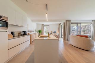 Lichtrijk 2-slaapkamer appartement in Herenthout<br /><br />Het appartement beschikt over een ruime en lichtrijke leefruimte met toegang tot het terras, een uitgeruste keuken, twee slaapkamers en badkamer met dubbele lavabo en douchebad en een bergruimte met aansluiting voor een wasmachine + garagebox A-PP 67.<br /><br />Beschikbaar vanaf 1 oktober 2026. <br /><br />Huurprijs: €1.025 + €75
