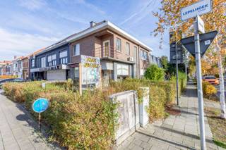 Dit centraal gelegen handelspand van 221 m² biedt tal van mogelijkheden voor diverse handelsactiviteiten of als kantoorruimte. Bij het binnenkomen...