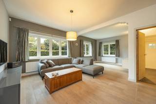 Op een gunstige locatie in Kasterlee, vlak bij het centrum en diverse voorzieningen, bevindt zich deze gerenoveerde open bebouwing met een bewoonbare oppervlakte van 216 m².<br /><br />Op het gelijkvloers zorgt de gezellige woonkamer met open haard en veel natuurlijke lichtinval voor een aangename leefruimte. Aansluitend bevindt zich de ruime keuken met kookeiland en zicht op de tuin. Verder is er een praktische berging met ingebouwde kasten en ruimte voor de wasplaats, evenals een aparte bureauruimte. Op de eerste verdieping bevinden zich twee ruime slaapkamers, een stijlvol ingerichte badkamer en een dressing met toegang tot de zolderverdieping. Deze grote, lichtrijke ruimte met drie Veluxramen biedt tal van mogelijkheden, zoals een ruime extra slaapkamer of hobbyruimte. Ook is er een droge kelder aanwezig. Buiten beschikt de woning over een oostgerichte tuin met tuinhuis en een ruime westgerichte voortuin. Bovendien is er op het perceel veel parkeerruimte.<br /><br />Met een EPC-score van 280 kWh/m² valt de woning niet onder de renovatieverplichting.<br />- Gerenoveerde open bebouwing<br />- Ruime, lichtrijke woning<br />- Keuken met kookeiland<br />- Gezellige woonkamer met open haard<br />- Aparte bureauruimte<br />- Ruime zolderverdieping met mogelijkheden<br />- Veel parkeergelegenheid op eigen terrein