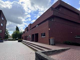 <h3><span>Duplex appartement met 2 slaapkamers, 2 terrassen en tuinzicht te huur in Maasmechelen</span></h3><p><span>Bent u op zoek naar een ruim en instapklaar appartement op een centrale locatie? Dan is dit duplex appartement zeker een bezoek waard. Dankzij de praktische indeling, twee terrassen en het uitzicht op de gemeenschappelijke tuin geniet u hier van comfortabel wonen op een uitstekende ligging.</span></p><p><span>Via een private inkomhal bereikt u de eerste verdieping. Hier bevindt zich de ruime en lichtrijke woonkamer met voldoende plaats voor een gezellige zithoek en een eethoek. Het grote raampartij biedt een aangenaam zicht op het zuidgericht terras en de gemeenschappelijke tuin.</span></p><p><span>De moderne keuken is volledig uitgerust met een inductiekookplaat met geïntegreerde afzuiging, oven, koelkast en vaatwasser. Aansluitend bevindt zich de eetkamer met toegang tot een tweede terras aan de voorzijde van het gebouw. Naast de keuken is er een praktische berging voorzien met aansluitingen voor een wasmachine en droogkast.</span></p><p><span>Verder beschikt deze verdieping over een gastentoilet en de trap naar de bovenverdieping.</span></p><p><span>Op de tweede verdieping bevinden zich twee ruime slaapkamers. Eén van de slaapkamers heeft bovendien toegang tot een privatief terras aan de voorzijde. De badkamer is uitgerust met een ligbad met douchevoorziening, toilet en badkamermeubel.</span></p><h3><span>Troeven</span></h3><ul><li><span>Centrale ligging in Maasmechelen </span></li><li><span>Duplex appartement met private inkom </span></li><li><span>2 ruime slaapkamers </span></li><li><span>2 terrassen </span></li><li><span>Uitzicht op de gemeenschappelijke tuin </span></li><li><span>Volledig uitgeruste keuken </span></li><li><span>Praktische berging </span></li><li><span>Huisdieren bespreekbaar </span></li></ul><h3><span>Huurvoorwaarden</span></h3><p><span>Huurprijs: €1100 per maand + 60/provisie per maand </span></p><p><span>Beschikbaarheid: 01/07/2026</span></p><p><span>Verwarming: aardgas </span></p><p><span>EPC: 175 kWh/m² jaar</span></p>