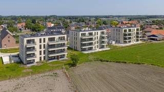 <p><strong>Welkom op het Klokbekererf in Oud-Turnhout, een kleinschalige en doodlopende woonomgeving waar rust, ruimte en comfort samenkomen. Hier woont u aan de rand van uitgestrekte velden, met een blijvend groen uitzicht en tegelijkertijd op slechts enkele minuten van het centrum van Oud-Turnhout en Turnhout. Vanop het terras kijkt u uit over het omliggende landschap. Aan de achterzijde strekt het uitzicht zich uit over de agrarische gebieden richting de skyline van Turnhout, terwijl u aan de voorzijde geniet van een groene bufferzone. Dankzij het ontbreken van doorgaand verkeer, de ondergrondse parkeervoorzieningen en de doordachte inplanting van de residentie geniet u hier elke dag van rust, privacy en optimale zonoriëntaties.</strong></p>
<p><span>Deze residentie omvat slechts 12 appartementen, wat zorgt voor een aangename en residentiële sfeer.<br />Dit hoek appartement op de 2e verdieping is 111,9m² groot + 15,9 m² terrassen en kent volgende indeling: Inkomhal met gastentoilet en vestiaire. 3 slaapkamers, waarvan 1 met een terras met daar de ochtendzon. De badkamer is voorzien van een raam en biedt plaats aan een ligbad, dubbele wastafel en inloopdouche. De leefruimte geniet langs 2 zijden van natuurlijk daglicht en is opgedeeld in een zithoek, eetkamer en volledig uitgeruste leefkeuken, met aansluitende berging / wasplaats. Een schuifraam geeft toegang tot het terras, met ideale west oriëntatie en schitterend uitzicht op de achterliggende velden. Ondergronds is er een ruime keuze uit staanplaatsen met berging of dubbele staanplaatsen, terwijl uw bezoekers vlakbij in deze verkaveling kunnen parkeren.</span></p>
<p><span>Ook binnen staat wooncomfort centraal. Het appartement is afgewerkt met een hedendaagse keuken, stijlvolle badkamer met ligbad én inloopdouche, binnendeuren, tegelvloeren van 60 x 60 cm en tijdloze laminaatvloeren. Bovendien voldoet het appartement aan de BEN-norm (Bijna Energie Neutraal) dankzij een individuele warmtepomp, een eigen zonnepaneleninstallatie van 2.000 Wp, vloerverwarming, ventilatie en doorgedreven isolatie. Dat resulteert niet alleen in een aangenaam binnenklimaat, maar ook in een lage energiefactuur en een woning die klaar is voor de toekomst. Bovendien geniet u gedurende de eerste vijf jaar van 50% korting op de onroerende voorheffing.</span></p>
<p><strong>De prijs van dit appartement bedraagt 321.139 EUR. Ondergrondse staanplaatsen met berging of dubbele staanplaatsen zijn beschikbaar vanaf € 27.000. Inclusief alle aankoopkosten (BTW, registratierechten, ereloon notaris, aktekosten, aansluiten nutsvoorzieningen) en 1 staanplaats met berging, geeft dit een investering van +/- 420.000 EUR. <br />Wij bezorgen u graag een gedetailleerde prijsberekening op maat.</strong></p>
<p><span>Ook als investering biedt het Klokbekererf sterke troeven. De combinatie van een centrale ligging, een beperkt aanbod aan kwalitatieve huurappartementen en een blijvende vraag vanuit zowel Belgische als Nederlandse huurders zorgt voor een aantrekkelijke huurmarkt met een hoge verhuurzekerheid. De Boer & Partners begeleidt u bovendien graag bij het vinden van een geschikte huurder en de volledige verhuurafhandeling.</span></p>
<p><strong>Deze appartementen zijn bijna klaar voor oplevering. Daarom nodigen wij u graag uit voor een bezoek ter plaatse aan deze appartementen en het modelappartement, zodat u zelf de ligging, het uitzicht en de afwerking kunt ervaren.</strong></p>