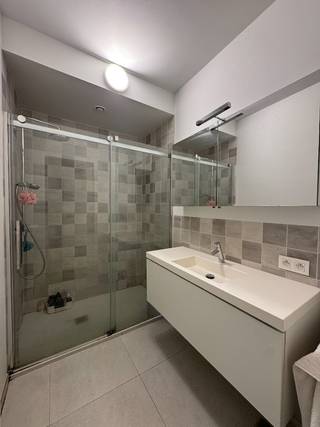 TE HUUR - GENT. Op een uiterst centrale ligging in Gent bevindt zich dit mooi afgewerkte appartement, waar licht, ruimte en comfort...