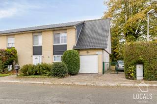 Bent u op zoek naar een woning met 4 slaapkamers, gelegen in een rustige woonwijk maar toch vlak bij alle voorzieningen? Dan is deze...