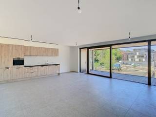 <p>Dit ruime nieuwbouw appartement te huur in Tervuren biedt een unieke combinatie van hedendaags wooncomfort, een groene woonomgeving en een uitstekende bereikbaarheid nabij het centrum. Dankzij de kwalitatieve afwerking, de royale ruimtes en de grote raampartijen geniet u hier elke dag van een aangename en lichtrijke leefomgeving.</p><p></p><p>Bij het binnenkomen wordt u verwelkomd in een ruime leefruimte met open keuken. Deze centrale leefzone vormt het hart van het appartement en biedt alle comfort voor gezellig wonen en ontspannen. De grote ramen zorgen voor een overvloed aan natuurlijk licht en creëren een mooi contact met de buitenruimte. Vanuit de leefruimte heeft u rechtstreeks toegang tot het ruime terras aan de voorzijde, dat volledig afgesloten kan worden en zo extra gebruiksmogelijkheden biedt gedurende het hele jaar. Op dit terras bevindt zich bovendien een praktische berging met wateraansluiting.</p><p>Naast de keuken bevindt zich een handige berging met aansluitingen voor een wasmachine en droogkast. Verder beschikt het appartement over een apart toilet voor gasten.</p><p></p><p>De nachthal leidt naar twee comfortabele slaapkamers. Eén van de slaapkamers heeft rechtstreeks toegang tot een eigen terras, wat zorgt voor extra privacy en buitenruimte. De badkamer is uitgerust met een douche, een enkele lavabo en een toilet.</p><p>Ook op praktisch vlak heeft dit appartement heel wat te bieden. Een private garagebox is inbegrepen en bewoners kunnen gebruikmaken van een gemeenschappelijke fietsstalling. De verbruiken zijn individueel, waardoor u uw energie- en waterverbruik zelf beheert.</p><p></p><p>De ligging vormt een absolute meerwaarde. Midden in het groen geniet u van rust, natuur en mooie wandel- en fietsmogelijkheden, terwijl het centrum van Tervuren zich op korte afstand bevindt. Winkels, scholen, restaurants, openbaar vervoer en belangrijke verbindingswegen zijn vlot bereikbaar, waardoor deze locatie ideaal is voor wie comfortabel wil wonen in een groene en residentiële omgeving.</p><p></p><p>Bent u op zoek naar een ruim nieuwbouw appartement met twee slaapkamers, terras, garage en een prachtige ligging in Tervuren, dan nodigen wij u graag uit om deze eigendom zelf te komen ontdekken. Plan nu je bezoek via: www.living-stone.be of stuur een mail naar charlotte.geyskens@living-stone.be !</p>