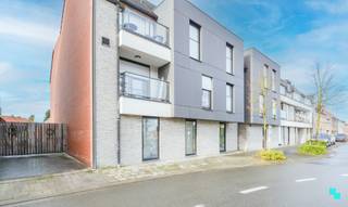 Dit gelijkvloers appartement (2017) met garagebox is gelegen in hartje Westrozebeke en beschikt over een bruto vloeroppervlakte van 99,10...