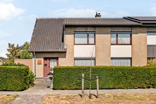 In een rustige laan in Moerbeke staat deze gezinswoning uit 1973 op een perceel van 699 m². Een woning met een stevige basis en veel volume, en met EPC-label D een uitzondering in haar bouwjaar: de renovatieverplichting is hier niet van toepassing.<br /><br />Indeling<br />Gelijkvloers: inkomhal, apart toilet, leefruimte, keuken, veranda, inpandige garage en toegang tot de tuin.<br />Eerste verdieping: nachthal, drie slaapkamers en de badkamer.<br />Verder: zolder en bijgebouwen in de tuin.<br /><br />Troeven:<br />- EPC-label D, geen renovatieverplichting van toepassing<br />- Perceel van 699 m² met tuin<br />- Inpandige garage en veranda<br />- Drie volwaardige slaapkamers<br />- Bushalte op minder dan 250 m (mobiscore 6,7/10), dorpskern vlakbij<br /><br />Interesse? Boek je bezichtiging via onze website of bel ons rechtstreeks.