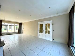 <strong>Ruime gezinswoning met 4 slaapkamers te koop in Wervik. </strong><br /> 
<p>Ben je op zoek naar een ruime, instapklare gezinswoning in een rustige omgeving? Dan is deze verzorgde woning zeker een bezoek waard.</p>

<p>De woning beschikt over <strong>vier volwaardige slaapkamers</strong>, waardoor er voldoende ruimte is voor een groot gezin, een thuisbureau of hobbykamer. Daarnaast biedt de <strong>ruime zolder</strong> tal van mogelijkheden, zoals extra bergruimte of de inrichting van een bijkomende kamer.<br /><br /><strong>indeling: <br />gelijkvloers:</strong><br />inkomhal, leefruimte, keuken, garage, veranda, tuin<br /><br /><strong>1ste verdiep:</strong><br />4 slaapkamers, badkamer<br /><br />Zolder: mogelijk tot extra kamer of bergruimte<br /><br /><strong>Troeven: </strong></p>

<ul><li>Zonnepanelen</li><li>goeie epc</li><li>instapklaar</li><li>4 slaapkamers</li><li>ruimen woning</li><li>garage</li><li>oprit <br />	 </li></ul>