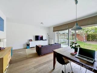 <p>Deze moderne en energiezuinige <strong>halfopen bebouwing</strong> maakt deel uit van één van de <strong>eerste woonprojecten in de gegeerde wijk Regatta</strong>. Wat deze woning extra bijzonder maakt, is haar <strong>halfopen karakter</strong> én de <strong>vrije ligging aan de achterzijde</strong>, waar geen woning tegenover staat. Dit zorgt voor meer privacy, open zicht en een aangenaam ruimtelijk gevoel.</p>
<p>De woning biedt uitzonderlijk wooncomfort en is ideaal voor een groot gezin of voor wie ruimte en kwaliteit weet te appreciëren. Met maar liefst <strong>vijf volwaardige slaapkamers</strong>, een zonnige tuin en een doordachte indeling met kwalitatieve afwerking, is dit een woning waar comfort en functionaliteit perfect samenkomen. Aan de voorzijde van de woning bevindt zich bovendien een <strong>leuke speeltuin</strong>, wat een extra troef is voor gezinnen met kinderen.</p>
<p>Bij het betreden van de woning kom je terecht in een <strong>ruime inkomhal</strong> met gastentoilet en een royale <strong>berging/technische ruimte</strong>, waar voldoende plaats is voorzien voor een wasmachine, droogkast én een extra toestel.</p>
<p>De <strong>lichtrijke leefruimte met open keuken</strong> vormt het hart van de woning en geniet dankzij de grote raampartijen van een mooi zicht op de aangename tuin. De <strong>moderne, volledig uitgeruste keuken</strong> beschikt over een kookplaat met dampkap, oven, koelkast met vriesvak en een vaatwasser.</p>
<p>Op de <strong>eerste verdieping</strong> bevinden zich drie slaapkamers en een comfortabele badkamer met dubbele lavabo, douche en ligbad. De <strong>tweede verdieping</strong> biedt plaats aan nog twee slaapkamers, waarvan één met een aparte dressing.</p>
<p>Daarnaast is de woning uitgerust met een <strong>ventilatiesysteem</strong> en behaalt zij een <strong>gunstig EPC-label A</strong>, wat zorgt voor een bijzonder laag energieverbruik. Extra bergruimte is voorzien op de zolder.<br /><br />Een bod doen is mogelijk vanaf 475.000 euro.</p>
<p>Tot slot is er de <strong>mogelijkheid om een garagebox aan te kopen aan €38.000</strong>.</p>