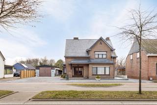 e koop: ruime open bebouwing in Tessenderlo-Ham, gelegen aan de Staatsbaan. Deze woning uit 1964 biedt een solide basis voor wie op zoek is naar een...
