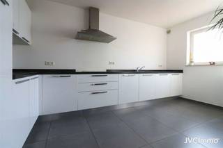 Composition :Sous-sol: hall/dégagement : 6,90 m², WC indépendant : 2,20 m², cave: 8,35 m², buanderie ; 11,58 m².Rez-de-Chaussée : Hall d'entrée :...