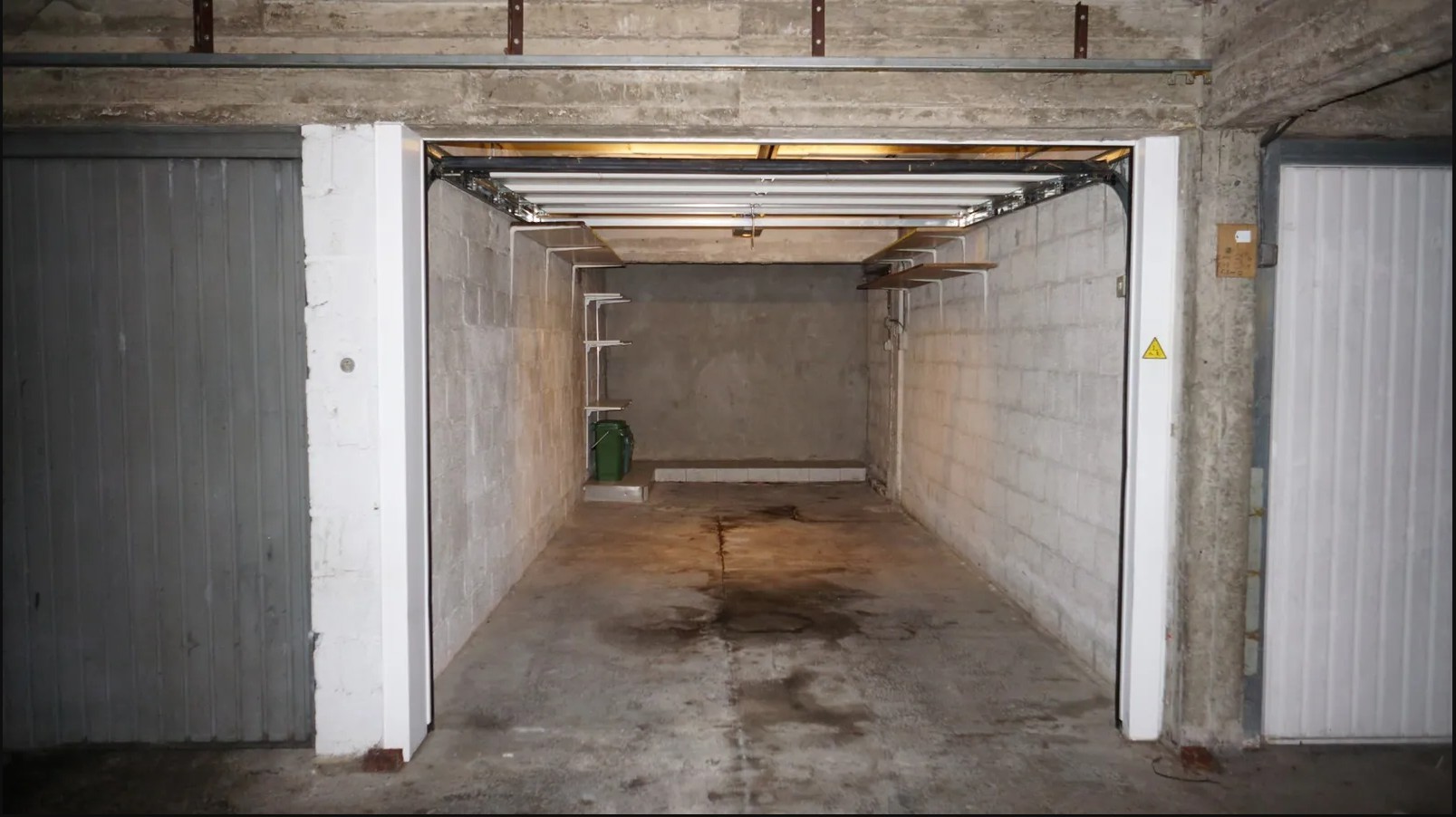 Ruime ondergrondse garage met elektrische poort te huur - foto 1