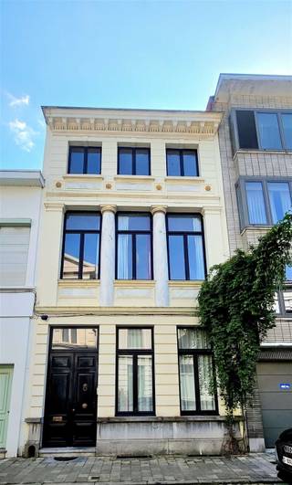 <h2><span>Zurenborg: ruime herenwoning met tuin te huur!</span></h2><p><span>Op een </span><span>toplocatie in Zurenborg</span><span>, in een rustige zijstraat van de bruisende Dageraadplaats, bevindt zich deze ruime en karaktervolle herenwoning met tuin.</span></p><p><span>De woning beschikt over maar liefst </span><span>4 volwaardige slaapkamers</span><span>, </span><span>2 badkamers</span><span> en </span><span>2 keukens</span><span>. Daarnaast bevinden zich op de eerste verdieping nog </span><span>2 kleinere kamers</span><span>, ideaal als dressing, bureau, berging of extra opbergruimte.</span></p><p><span>Dankzij de royale indeling en de aanwezigheid van twee keukens en twee badkamers biedt deze woning bijzonder veel mogelijkheden. Ze is dan ook uitermate geschikt voor zowel een </span><span>gezin als co-housing</span><span>.</span></p><p><span>De </span><span>privatieve tuin</span><span> vormt een extra troef en biedt een aangename buitenruimte midden in de stad.</span></p><p><span>De ligging is uitstekend: op wandelafstand van de </span><span>Dageraadplaats</span><span>, met haar gezellige restaurants en cafés, winkels en openbaar vervoer in de onmiddellijke omgeving.</span></p><p><span>Troeven:</span></p><ul><li><span>Gegeerde ligging in Zurenborg</span></li><li><span>Zijstraat van de Dageraadplaats</span></li><li><span>Karaktervolle herenwoning</span></li><li><span>4 volwaardige slaapkamers</span></li><li><span>2 extra kleinere kamers</span></li><li><span>2 keukens</span></li><li><span>2 badkamers</span></li><li><span>Privatieve tuin</span></li><li><span>Geschikt voor gezin of co-housing</span></li><li><span>EPC: D 350 kWh/m²/jaar</span></li><li><span>Huurprijs: 2.500/maand</span></li><li><span> </span></li></ul><p><span>Een bijzonder ruime woning op één van de meest geliefde locaties van Antwerpen!</span></p><p><span> </span></p>