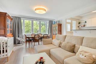 Vous recherchez un appartement prêt à emménager pour vous-même ou comme investissement locatif intelligent ? Découvrez ce joyau absolu, situé au deuxième étage d'un petit immeuble à Strombeek-Bever. <br /><br />Grâce à son excellent emplacement à proximité du centre de Strombeek et de la célèbre rue de Wand à Laeken, vous pourrez accéder facilement aux magasins, aux écoles, aux transports en commun et aux principales routes d'accès.<br /><br />Par le hall d'entrée, vous entrez dans l'espace de vie accueillant, qui forme un bel ensemble avec la cuisine ouverte. La terrasse fermée, qui sert parfaitement d'espace de rangement supplémentaire, constitue un ajout pratique. La salle de bain a été modernisée et est équipée d'une élégante douche à l'italienne. L'appartement dispose également de toilettes séparées et de deux chambres confortables à part entière.<br /><br />Le bien est situé dans une petite copropriété sans ascenseur. Cela représente un énorme avantage financier, car cela signifie que les charges communes restent très limitées. Cela rend l'appartement très intéressant en tant qu'investissement. En plus d'un sous-sol supplémentaire, cette propriété possède son propre garage séparé. Il s'agit d'un atout considérable dans cet environnement central, qui fait du stress lié au stationnement une chose du passé.<br /><br />Cet appartement sera disponible à partir du 01/03/2027 et constitue une excellente opportunité pour les jeunes débutants, les couples et les investisseurs. Ne manquez pas cette opportunité et contactez-nous rapidement pour plus d'informations ou pour planifier une visite du site !<br /><br />Registre des mesures: non