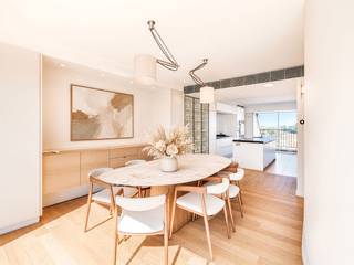 EXCLUSIEF PENTHOUSEAPPARTEMENT MET ZONGERICHT TERRAS EN GROTE GARAGE IN CENTRUM KOKSIJDE-BAD.<br /><br />Deze prachtige duplex in de kleinschalige residentie Bellini is gelegen op de 4de en 5de verdieping en beschikt over maar liefst 191 m² bewoonbare oppervlakte. De hoogwaardige afwerking, de vele maatwerkkasten en de centrale ligging maken dit een ideale eigendom voor zowel permanente bewoning als tweede verblijf. Daarnaast is het pand gelegen in de winkelstraat, vlakbij diverse restaurants en de zee.<br /><br /><u>INDELING :</u><br />4de verdieping: ruime leefruimte met open haard en toegang tot het westgericht terras (24 m²) met zonnetent | eetplaats met ingemaakte kasten en volledig uitgeruste keuken met duurzame elektrotoestellen | balkon met 2 buitenbergingen | toilet met lavabo | technische berging.<br />5de verdieping: master bedroom met 2 dressings en badkamer (ligbad, inloopdouche, dubbele lavabo en toilet) | 2<sup>de</sup> volwaardige slaapkamer met ingemaakte kasten en eigen badkamer (inloopdouche en dubbele lavabo in meubel) | afzonderlijk toilet.<br /><br /><u>TROEVEN :</u>
<ul>
<li><span>Bewoonbare oppervlakte van 191 m²</span></li>
<li><span>Westgericht zonneterras van 24 m²</span></li>
<li><span>Vloerverwarming</span></li>
<li><span>Airconditioning</span></li>
<li><span>2 Dressings en veel ingemaakte kasten</span></li>
<li><span>Duurzame elektrotoestellen</span></li>
<li><span>Ruime, private kelder</span></li>
<li><span>Gemeenschappelijke fietsenberging</span></li>
<li><span>Aankoopmogelijkheid grote garagebox met extra berging (vraagprijs: €75.000.</span></li>
</ul>
<br />Tussen de foto's staan enkele 3D-beelden van hoe u het appartement kan bemeubelen, deze zijn puur illustratief. <br /><br />Een uitzonderlijke eigendom voor wie op zoek is naar ruimte, comfort en een topligging aan zee.<br />Contacteer ons vandaag nog voor een bezoek!