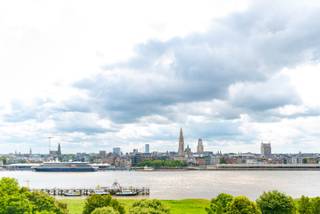 Gelegen aan de Thonetlaan met open zicht richting Schelde en Stad Antwerpen! Het appartement is ingedeeld als volgt: inkomhal met...
