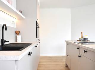 Unieke kans: luxueuze toprenovatie op toplocatie in Gavere!Hoekappartement met 2 slaapkamers, veel licht, zicht en bergruimte – eerste...