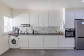Instapklare gezinswoning op een uitstekende ligging in Temse. Deze woning combineert comfort, ruimte en een centrale locatie, ideaal voor gezinnen of koppels die op zoek zijn naar een gezellige thuis.<br /><br />Bij het binnenkomen komt u terecht in een aangename en <strong>lichtrijke leefruimte</strong> die naadloos aansluit op de open keuken. Dankzij de praktische indeling geniet u hier van een open en <strong>huiselijke sfeer</strong>. Via de keuken bereikt u het terras waar het heerlijk vertoeven is tijdens zonnige dagen.<br /><br />Verder beschikt de woning over <strong>drie slaapkamers</strong> en een verzorgde badkamer, wat zorgt voor voldoende ruimte en comfort voor het hele gezin.<br /><br />De woning is<strong> gunstig gelegen</strong> in Temse, op korte afstand van winkels, scholen, openbaar vervoer en belangrijke invalswegen. Bovendien bevindt u zich vlakbij het centrum en geniet u van een vlotte verbinding richting Sint-Niklaas en Antwerpen. Ook wandel- en fietsliefhebbers kunnen genieten van de nabijheid van de Schelde.<br /><br />Wenst u deze woning graag te bezichtigen? Neem dan contact op via het nummer 03 502 98 74 of mail naar emily@claves.be.<br /><br /><span>(stedenbouw in aanvraag)</span>