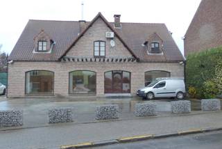 Ruime, instapklare handelsruimte op gunstig locatie gelegen in nabijheid van het dorpscentrum, invalswegen en station! Deze veelzijdige ruimte...