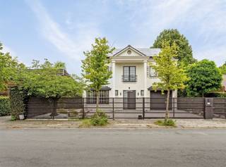 Riante villa in de Elsdonk Wijk te WILRIJK op 875m² met prachtige tuin. Gelegen in een rustige en kindvriendelijke straat, dichtbij alle belangrijke...