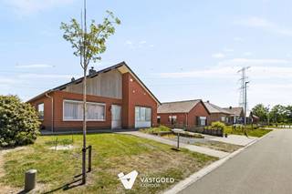 <p><span>Instapklare gelijkvloerse woning met 4 slpks op rustige ligging</span></p><p><span> </span></p><p><span>Belangrijkste troeven:</span></p><p><span>- Volledig gelijkvloerse woning</span></p><p><span>- 4 slaapkamers</span></p><p><span>- Reeds gerenoveerd: badkamer, verwarmingsinstallatie en isolatie zoldervloer</span></p><p><span>- Praktische kelder en kruipkelder aanwezig</span></p><p><span>- Geen renovatieplicht!</span></p><p><span>- Rustig gelegen in een verkeersarme straat</span></p><p><span>- Achteraan bereikbaar dankzij servitude</span></p><p><span> </span></p><p><span>Bekijk zeker ook onze grondplannen met de afmetingen. Zo krijgt u van thuis uit al een perfect beeld van wat deze woning te bieden heeft!</span></p><p><span>Wenst u meer info of een vrijblijvende bezichtiging, contacteer dan ons kantoor op het nummer 014 39 99 99 en wij helpen u graag verder.</span></p>