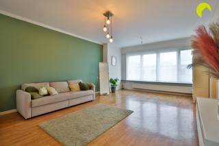 <p><span>De zeer gegeerde Oosterveldwijk is gelegen op het knooppunt van de gemeenten Wilrijk, Edegem, Berchem en Mortsel. Vanuit deze residentële wijk zijn winkels, scholen en alle vormen van openbaar vervoer (bus, tram, trein) op wandelafstand te bereiken. Ook het gemeentelijke park fort V en domein Middelheim met het bekende museum liggen vlakbij. Uitstekende verbinding naar Antwerpen – Brussel via E19 en A12, naar Hasselt – Gent via Ring.</span></p><p><span>Het kleinschalige gebouw met 3 appartementen wordt prima onderhouden door de mede-eigenaars. Er zijn slechts heel beperkte maandelijkse kosten! De blokpolis, het waterverbruik (per bewoner) en verlichting van de gemene delen worden door één van de mede-eigenaars afgerekend.</span></p><p><span>Het dak van het gebouw is nog niet geïsoleerd, maar er werden door de mede-eigenaars wel recent offertes opgevraagd en consensus voor de uitvoering van de werken. </span></p><p><span>De verwarming loopt op een zuinige condensatieketel! De elektriciteit heeft slechts een paar kleine aanpassingen nodig.</span></p><p><span> </span></p><p><span>Indeling:</span></p><p><span>We komen binnen in het appartement op de tweede verdieping via de centrale inkomhal met handige vestiairekast en apart toilet. </span></p><p><span>Vooraan zien we de lichtrijke leefruimte met aansluitend de keuken, voorzien van een kookplaat, oven, dampkap en dubbele gootsteen. </span></p><p><span>Centraal is er de badkamer met ligbad en lavabomeubel. </span></p><p><span>Achteraan zijn er twee slaapkamers waarvan de kleinste (9 m²) toegang geeft tot het terrasje.</span></p><p><span>Tussen de hall en de grootste slaapkamer is er nog een derde doorloop-kamer die perfect dienst kan doen als dressing, bureau of logeerkamer.</span></p><p><span>Tenslotte is er de mogelijkheid om een garagebox aan de overkant van de straat aan te kopen aan 25.000 euro (niet verplicht).</span></p><p><span> </span></p><p><span>Samengevat:</span></p><p><span>- Ruim appartement met 2 à 3 slaapkamers en veel lichtinval</span></p><p><span>- Klein gebouw met amper gemeenschappelijke kosten en inwonende beheerder</span></p><p><span>- Absolute topligging in de Oosterveld-wijk</span></p><p><span> </span></p><p><span>EPC: 411 kWh/m²jaar - E-label  (Renovatieplicht van toepassing)</span></p><p><span>Waterinfo: G-score A  -  P-score A</span></p><p><span> </span></p><p><span>Voor een bezoek ter plaatse kan u ons contacteren op het nummer 03 449 42 41 of mail ons via <span>hallo@habicom.be</span></span></p><p><span>Benieuwd naar de waarde van jouw woning?  Check het gratis op <span>www.watismijnhuiswaard.be</span></span></p><p><span> </span></p><p><span> </span></p>