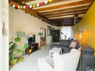 Droom je al lang van een warme thuis met karakter? Laat dan deze woning niet aan je neus voorbij gaan.<br />Het karakter van deze woning weerspiegelt zich in de mooie originele elementen die bewaard zijn gebleven.<br /><br />Van de prachtige houten balken doorheen de woning tot knappe authentieke houten deuren... het maakt het geheel af.<br /><br />En hoeveel licht heb je nodig? In dit pand word je overweldigd door de gigantische hoeveelheid natuurlijke lichtinval en dit op elke verdieping!<br />Loop je even mee?<br /><br />Beneden kom je via een gezellige ruime hal in een ruime leefruimte. Hier heb je niet alleen veel plek om te tafelen en te rusten, maar ook het grote raam met zicht op de tuin geeft je een gevoel van ruimte.<br /><br />Achter het hoekje piept een gezellige keuken. Alles bij de hand om een lekker diner klaar te maken.<br /><br />De aansluitende berging dient als extra stockageruimte, maar ook de wasjes en plasjes worden hier gedaan.<br /><br />Op de eerste verdieping geven de badkamer met ligbad, douche en toilet, én 2 ruime slaapkamers uit op een sfeervolle overloop. De zolderkamer is omgetoverd tot een zeer ruime master bedroom. En het knappe uitzicht krijg je er helemaal gratis bij.<br /><br />Daarnaast beschikt de woning over een kelder en een apart gastentoilet.<br />Wil je graag deze sfeervolle woning bezoeken? Geef dan gerust een seintje.<br /><br />Beschikbaar vanaf 1 november 2026.