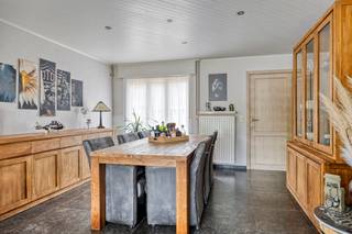 Bent u op zoek naar een comfortabele en perfect onderhouden woning op een rustige, residentiële locatie? Dan is deze instapklare gezinswoning beslist een bezoek waard.<br /><br />De woning beschikt over drie volwaardige slaapkamers en biedt een aangename combinatie van ruimte, comfort en energiezuinig wonen. Dankzij de dubbele garage en de ruime oprit is er voldoende parkeergelegenheid voor meerdere voertuigen.<br /><br />Achteraan geniet u van een onderhoudsvriendelijke, noordwestgerichte tuin waar u optimaal kunt profiteren van de namiddag- en avondzon. Een ideale plek om te ontspannen, te tuinieren of gezellige momenten door te brengen met familie en vrienden.<br /><br />De ligging vormt een absolute troef: gelegen in een gegeerde residentiële wijk, met scholen, winkels, sportcentra en het centrum van Torhout op korte afstand. Hierdoor combineert u een rustige woonomgeving met een uitstekende bereikbaarheid en alle dagelijkse voorzieningen binnen handbereik.<br /><br />Een ideale gezinswoning voor wie comfortabel, energiezuinig en centraal wil wonen. Neem vandaag nog contact op voor een bezoek en ontdek zelf alle mogelijkheden die deze woning te bieden heeft.<br /><br />Deze woning is ongeveer 2 maanden na akte beschikbaar.