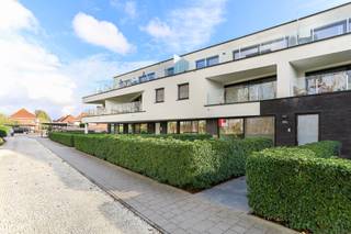 Recent appartement met 2 slaapkamers en groenzicht! Zeer rustig gelegen met zicht op de natuur, doch op slechts enkele km van de E34 en de haven.Het...