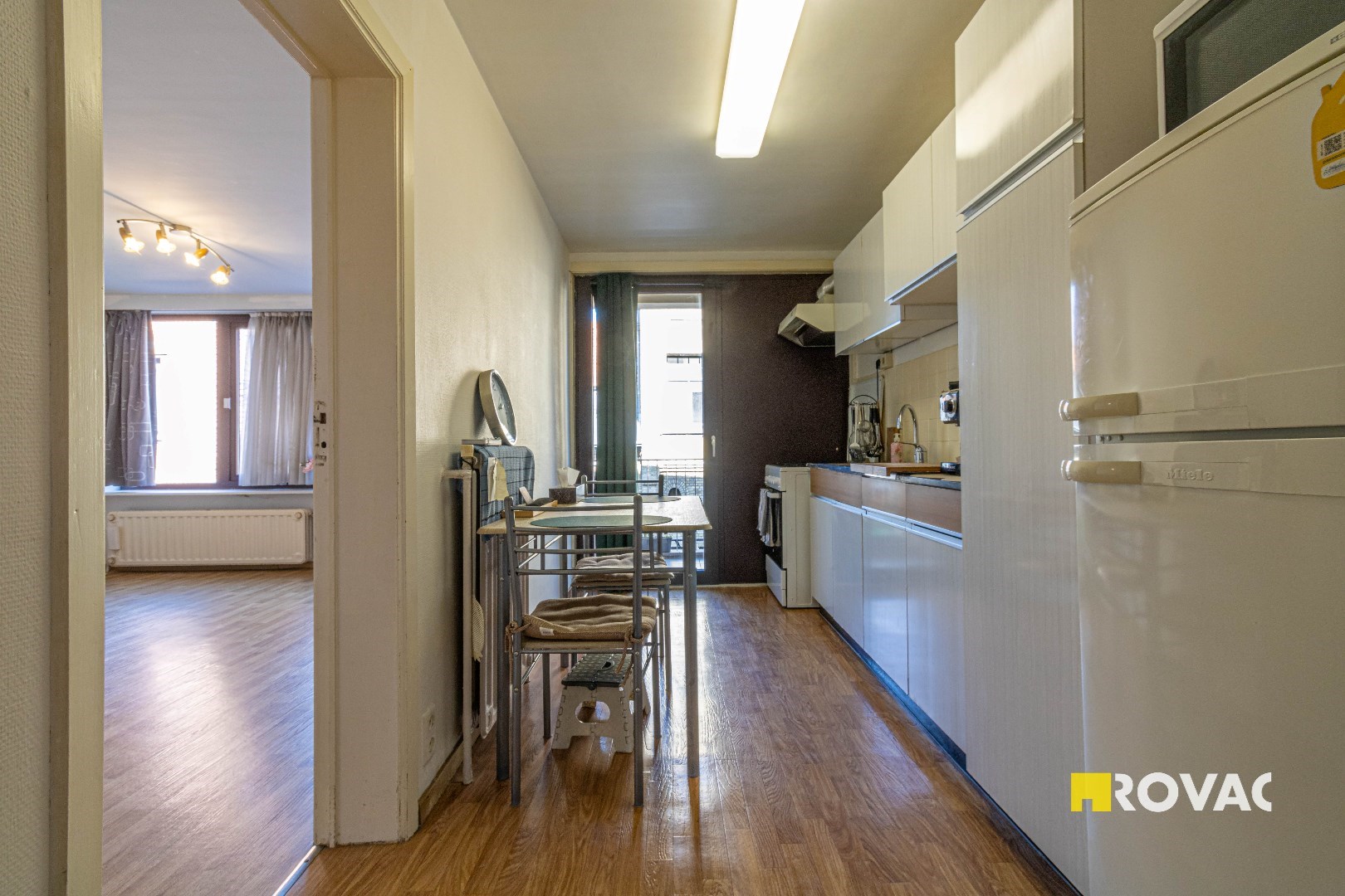 Zeer verzorgd en centraal gelegen appartement op 1ste verdieping met bijhorende autostandplaats - foto 5