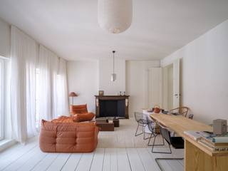 Karaktervol 2-slaapkamer appartement op een toplocatie in het historisch centrum.<br /><br />Bent u op zoek naar een lichtrijk appartement waar authenticiteit en hedendaagse architectuur naadloos samenkomen?<br /><br />In het hart van Gent bevindt zich dit bijzondere 2-slaapkamer appartement, ontworpen door ‘Vers Interieur’. Vanuit de leefruimte geniet u van een prachtig uitzicht op de twee torens. Hier woont u op wandelafstand van alles wat Gent zo aantrekkelijk maakt; winkels, gezellige cafés, restaurants en culturele hotspots.<br /><br />Met een bruikbare vloeroppervlakte van 178 m² onderscheidt het appartement zich door zijn royale ruimtes, hoogwaardige afwerking door ‘De Coene’ en oog voor detail. Authentieke elementen zoals brede houten planken en houten buitenschrijnwerk worden harmonieus gecombineerd met nieuwe materialen zoals natuursteen.<br /><br />Het appartement maakt deel uit van een kleinschalige residentie zonder syndicus, wat zorgt voor lage vaste kosten en een eenvoudig beheer.<br /><br />Kortom, een perfecte mix van ruimte, karakter en kwaliteit, midden in het bruisende stadscentrum.<br /><br />Aandeel kosten basisakte en opmeting zijn ten laste van de koper. Er is geen lift voorzien in het gebouw. <br /><br />Mogelijkheid tot aankoop van twee ruime ondergrondse kelderbergingen.