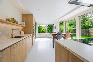 ALLEENSTAANDE VILLA omgeven door groen, mooi rustig gelegen, nabij centrum Leffinge. Deze woning heeft een knappe grondoppervlakte van 800 m² en beschikt maar liefst over 245 m² bewoonbare oppervlakte!<br />Op het gelijkvloers komen we via toegangspoort op de ruime oprit terecht, ideaal voor auto’s, maar ook caravan/mobilhome onder de hoge carport gestald kunnen worden.<br />Binnen beschikt men over een ruime inkom met gastentoilet, modieuze BUREAU of gelijkvloerse slaapkamer, TRENDY LIVING met zicht naar de tuin, PRACHTIGE KEUKEN volledig ingericht met toestellen en eetruimte, handige aanpalende berging en HOGE GARAGE of ATELIER van 30 m².<br />Boven zijn er 3 ruime slaapkamers, badkamer met ligbad en douche, berging (kan als dressing) & praktische bergzolder.<br /><br />GROTE ZONNIGE TUIN, uitgestrekt TERRAS, grote oprit, fietsenberging, hoge carport,…<br />Er is ingezet op ENERGIEZUINIG woning, door de aanwezigheid van ZONNEPANELEN mét thuisbatterij, AIRCO, zonnescreens, ZONNEBOILER, wat een mooi label B oplevert!<br />De LOCATIE, de rust, de ruimte, de LICHTINVAL, maakt van dit aanbod een absolute CATCH!<br /><br />EPC 197 kWh/m² UC2969126, energielabel B (voor plaatsing zonnepanelen en airco!)<br />
