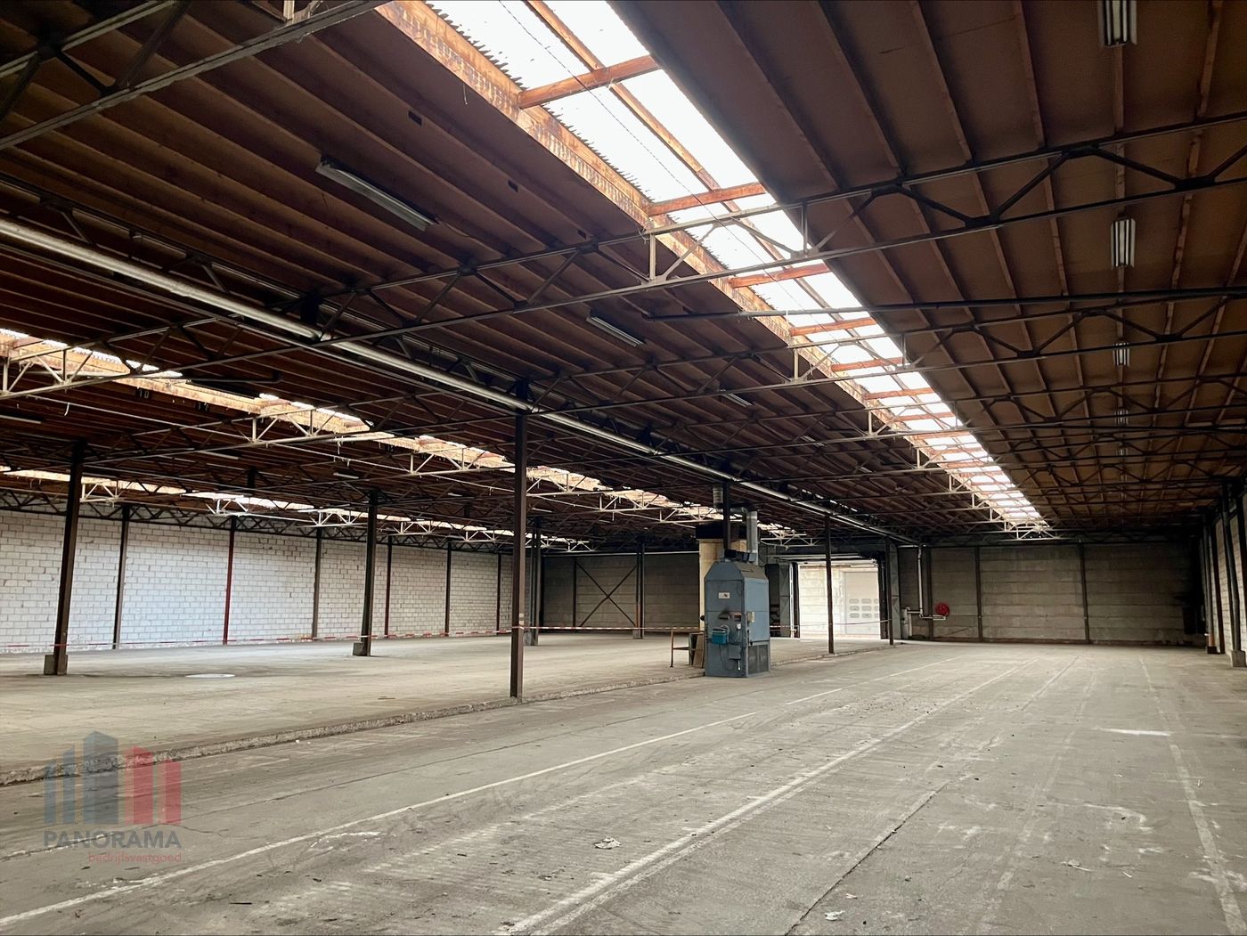 OPSLAGRUIMTE VAN 2.470 m² MET SECTIONALE POORT NABIJ DE E313 - photo 2