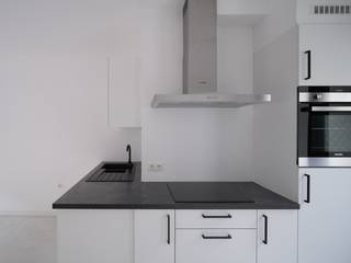 In een aangename, rustige straat in het levendige Ledeberg bevindt zich deze verzorgde woning. De woning werd opgetrokken met oog voor duurzaamheid en behaalt een bijzonder gunstig EPC, wat resulteert in lagere energiekosten en een toekomstgerichte woonoplossing.<br />Bij het betreden van de woning wordt u verwelkomd in een lichtrijke leefruimte die naadloos overgaat in de open keuken. De indeling is doordacht en efficiënt, waardoor elke vierkante meter optimaal benut wordt. De afwerking is hedendaags en neutraal, wat ruimte laat voor persoonlijke accenten en inrichting naar eigen smaak.<br />Op de bovenliggende verdiepingen bevinden zich drie slaapkamers, ideaal voor een gezin, co-housing of studerende kinderen die comfortabel en zelfstandig willen wonen. De badkamer met inloopdouche is praktisch ingericht en sluit aan bij het hedendaagse karakter van de woning.<br />Hoewel de buitenruimte beperkt is, wordt dit ruimschoots gecompenseerd door de uitstekende ligging. Winkels, openbaar vervoer en belangrijke invalswegen bevinden zich op korte afstand, waardoor u geniet van een vlotte verbinding met het stadscentrum en omliggende gemeenten.<br />Deze eigendom vormt een interessante opportuniteit voor investeerders die op zoek zijn naar een zorgeloze verhuur, maar is evenzeer geschikt voor wie een eerste woning wenst op een strategische locatie. Een slimme keuze voor wie waarde hecht aan bereikbaarheid, rust en toekomstgericht wonen.<br /><br />Verkoop onder registratierechten.