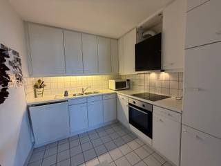 Dit appartement heeft 2 ruime slaapkamers met balkon en een mooi weids uitzicht op wandelafstand van het centrum. <br /><br />De lift brengt ons naar de 3de verdieping en via de inkomdeur komen we in de hal met een ingemaakte kast voor het opbergen van jassen en schoenen. Van daaruit kunnen we naar de woonkamer met een gezellige parketvloer, mooi uitzicht en schuifraam met overdekt terras waar het leuk zitten is in de zomermaanden. Aanpalend hebben we een halfopen keuken met oven, koelkast, vaatwasser en inductie kookplaat. <br /><br />In de gang hebben we nog toegang tot een berging met ingemaakte kasten, een apart toilet, de badkamer met meubel, bad en douche. Aan de achterzijde bevinden zich 2 ruime slaapkamers met een eigen balkon.<br /><br />Een voordeel bij dit appartement is dat er in de woonkamer lamellen aanwezig zijn voor het regelen van privacy en lichtinval en in de slaapkamers gordijnen als verduistering. Overal werd ook verlichting voorzien. <br /><br />In de slaapkamer is er tevens een kledingkast aanwezig en in de woonkamer een ingemaakte open kast die gebruikt kan worden om boeken of cd's te bewaren. <br /><br />Het onderhoud van de gemeenschappelijke delen wordt gedaan door een firma. <br /><br />Voor het private waterverbruik en voor de gemeenschappelijke kosten wordt er een maandelijks voorschot van 100 euro aangerekend, dit zit bij in de totale huurpijs. Netto huurprijs bedraagt 825€.<br />Een afrekening ontvang je dan jaarlijks van de eigenaar en syndicus. <br /><br />Beschikbaar vanaf 15/11/2026<br /><br />Heb je interesse? Vraag uw bezoek aan via onze website https://www.immovl.be/te-huur/list en druk op de knop '<strong>IK WENS EEN BEZOEK'</strong>.