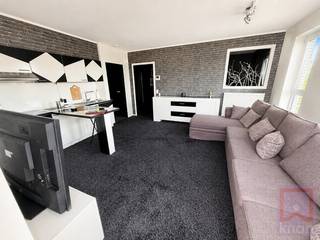 Op een uitstekende locatie in het centrum van Herentals, vlak bij het station, biedt KRIAN dit charmante 1-slaapkamer dakappartement aan.<br />Het appartement is gelegen op de derde verdieping, een aangename leefruimte met keuken, afzonderlijke slaapkamer, badkamer en vooral een prachtig ruim terras dat een echte meerwaarde vormt. Daarnaast behoort een privatieve kelderberging tot het geheel. Het gebouw dateert van 2009.<br /><br />Een belangrijke extra troef: de verkoopprijs omvat de aanwezige roerende goederen en het meubilair. Hierdoor is het appartement onmiddellijk instapklaar en bijzonder geschikt voor starters, jonge koppels, alleenstaanden of als investering voor gemeubelde verhuur.<br /><br />Ook energetisch scoort het appartement goed met EPC-label B en een energiescore van 193 kWh/m² per jaar. De elektrische installatie is conform.<br />De ligging is bijzonder sterk: het station bevindt zich op ca. 50 meter, terwijl winkels, horeca en andere voorzieningen vlot bereikbaar zijn. De locatie behaalt een uitstekende Mobiscore van 8,8/10. Parkeren kan voor de deur en er bestaat tevens mogelijkheid tot langetermijnhuur van een beveiligde parking aan het station.<br /><br />Troeven<br />1 slaapkamer<br />Lift aanwezig in het gebouw<br />prachtig ruim terras (±20m²!)<br />meubilair inbegrepen in de prijs<br />EPC-label B<br />elektrische installatie conform<br />privatieve kelderberging<br />station op ca. 50 meter<br />Mobiscore 8,8/10<br />ideaal voor eigen bewoning of gemeubelde verhuur<br />Een instapklaar appartement met sterke ligging, ruime buitenruimte en interessant verhuurpotentieel!<br /><br />Vastgoedinfo<br />EPC: label B – 193 kWh/m² per jaar – certificaatnummer 20260709-0003913491-RES-1.<br />Stedenbouw: stedenbouwkundige vergunningen uitgereikt; gelegen in woongebied; geen verkavelingsvergunning van toepassing; geen stedenbouwkundige overtreding gekend volgens de aangeleverde vastgoedinlichtingen.<br />Voorkooprecht: geen Vlaams voorkooprecht van toepassing.<br />Watertoets: P-score D – G-score D; niet gelegen in signaalgebied, afgebakende oeverzone of afgebakend overstromingsgebied en niet gelegen in een risicozone voor overstromingen.<br />Bodem: de grond is opgenomen in het grondeninformatieregister en betreft een risicogrond; volgens het Bodemdecreet moeten geen verdere maatregelen worden uitgevoerd.<br />Handhaving: geen maatregelen gevonden in het Vlaams Handhavingsplatform volgens de beschikbare opvraging.<br />Erfgoed: het onroerend goed is niet beschermd en niet opgenomen in een vastgestelde inventaris van onroerend erfgoed.